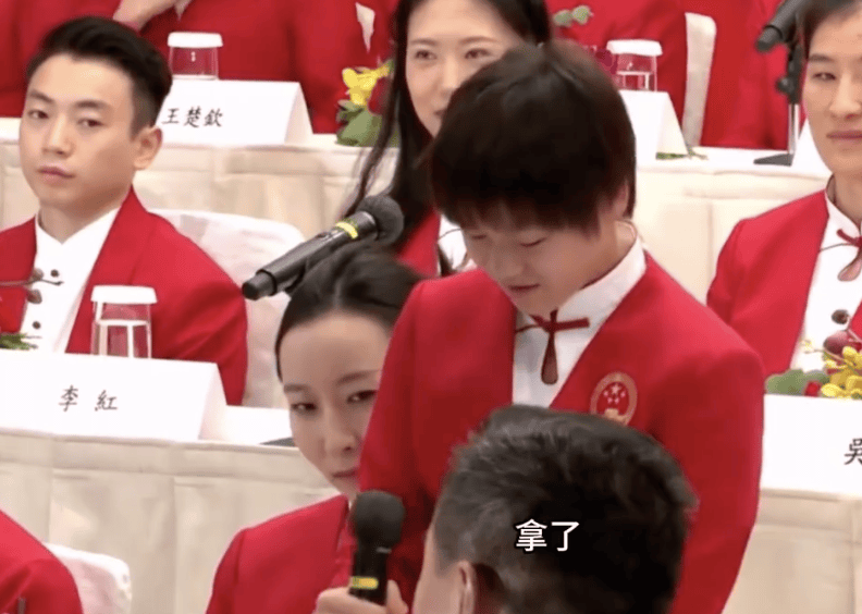 原创            笑喷！全红婵被要求起立回答太紧张 网友热议：像极上课被点名的我-全红婵是她的名字吗