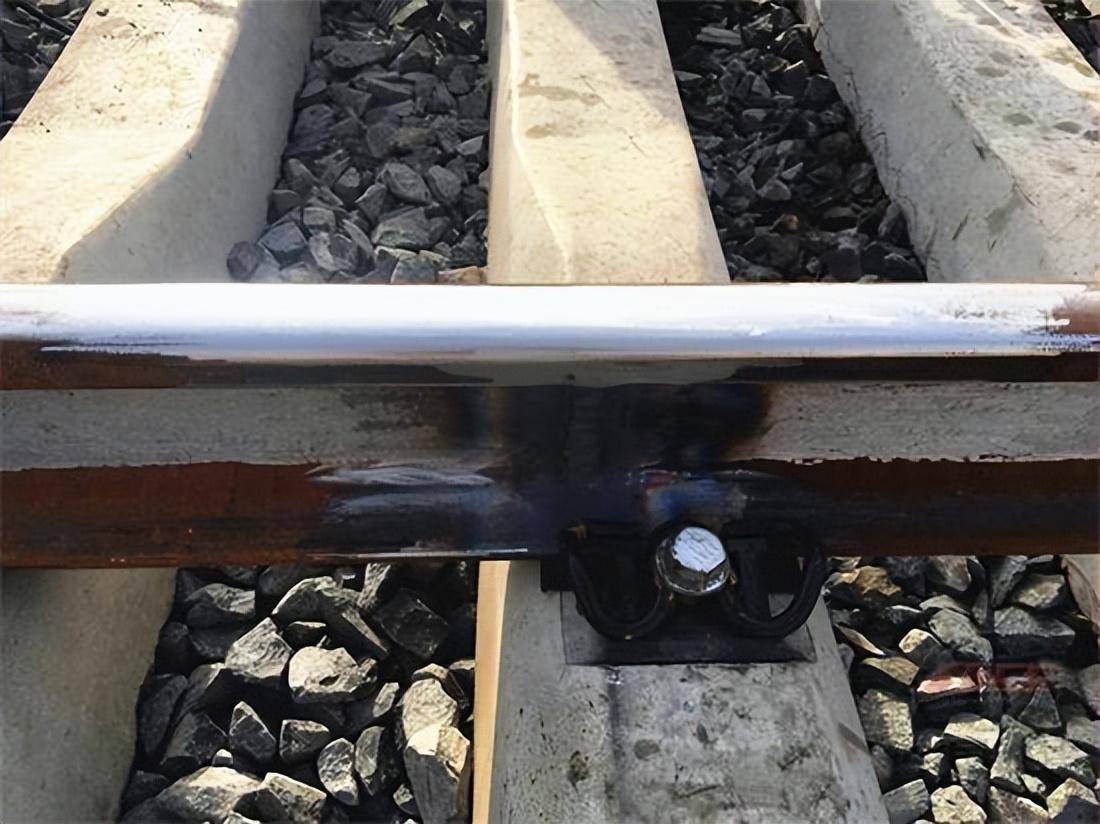 轨头是钢轨的上部,这部分窄而厚,主要是用来与火车车轮接触,确保列车