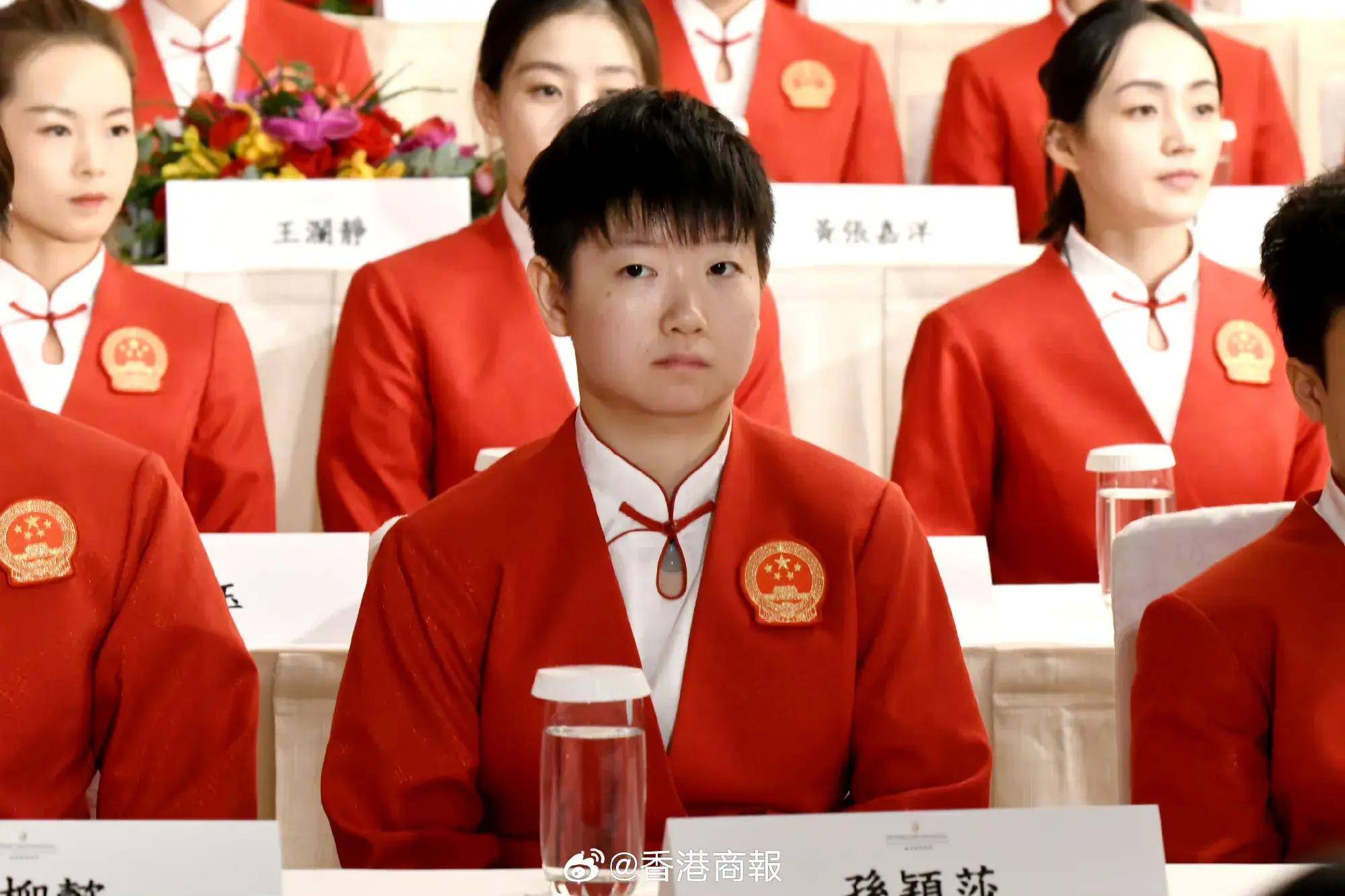 国乒访港 孙颖莎第一排坐得端端正正,王楚钦与胖龙在最后一排聊天