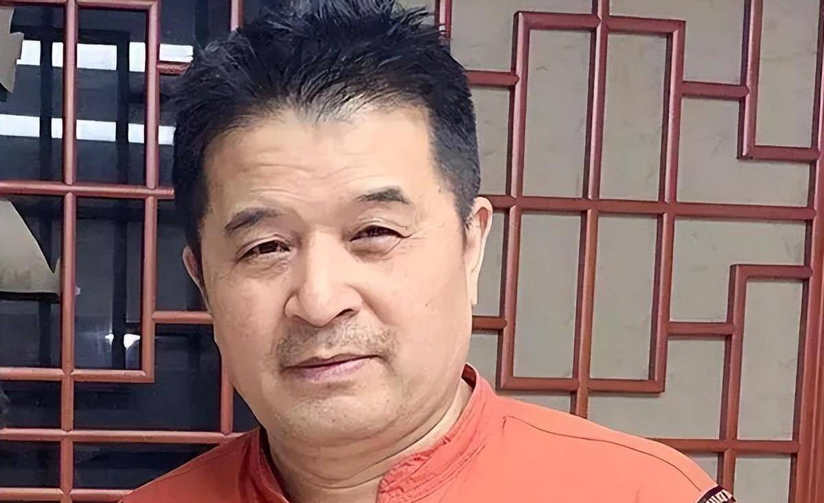 笑趴了!毕福剑正常退休,生活滋润,赚钱项目曝光