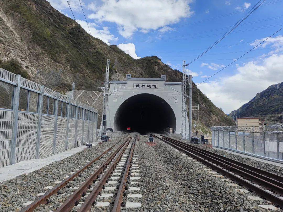 直达九寨!川青铁路镇江关至黄胜关段开通运营