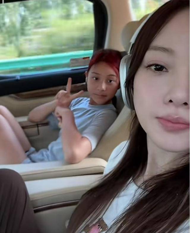 李小璐晒女儿暑假日常,大方提及前夫贾乃亮,甜馨容貌身高像爸爸