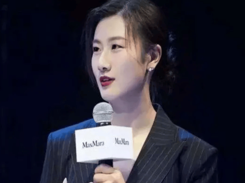 而丁宁,这位曾经的乒坛明星,如今已成为北大的教师领袖,与年轻人共事