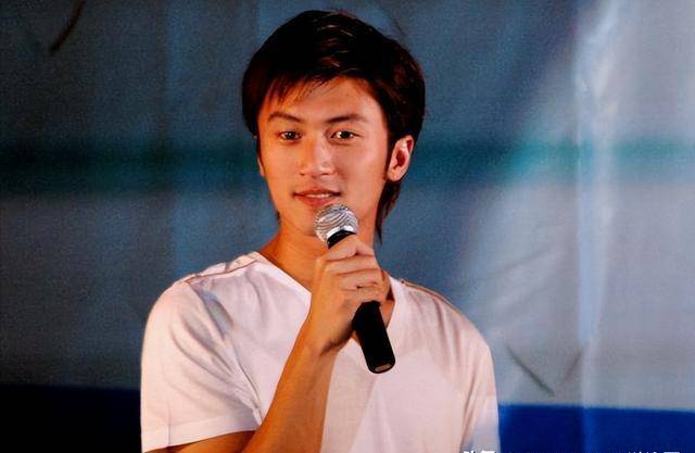 王菲凭什么能被谢霆锋深爱这么多年,其实真相俗套又露骨