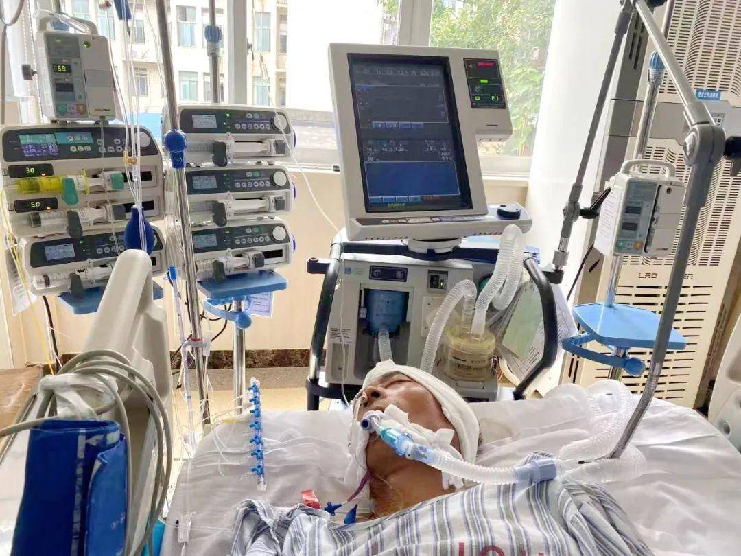 男子车祸重伤,医生团队与"死神"艰苦搏斗成功抢救!