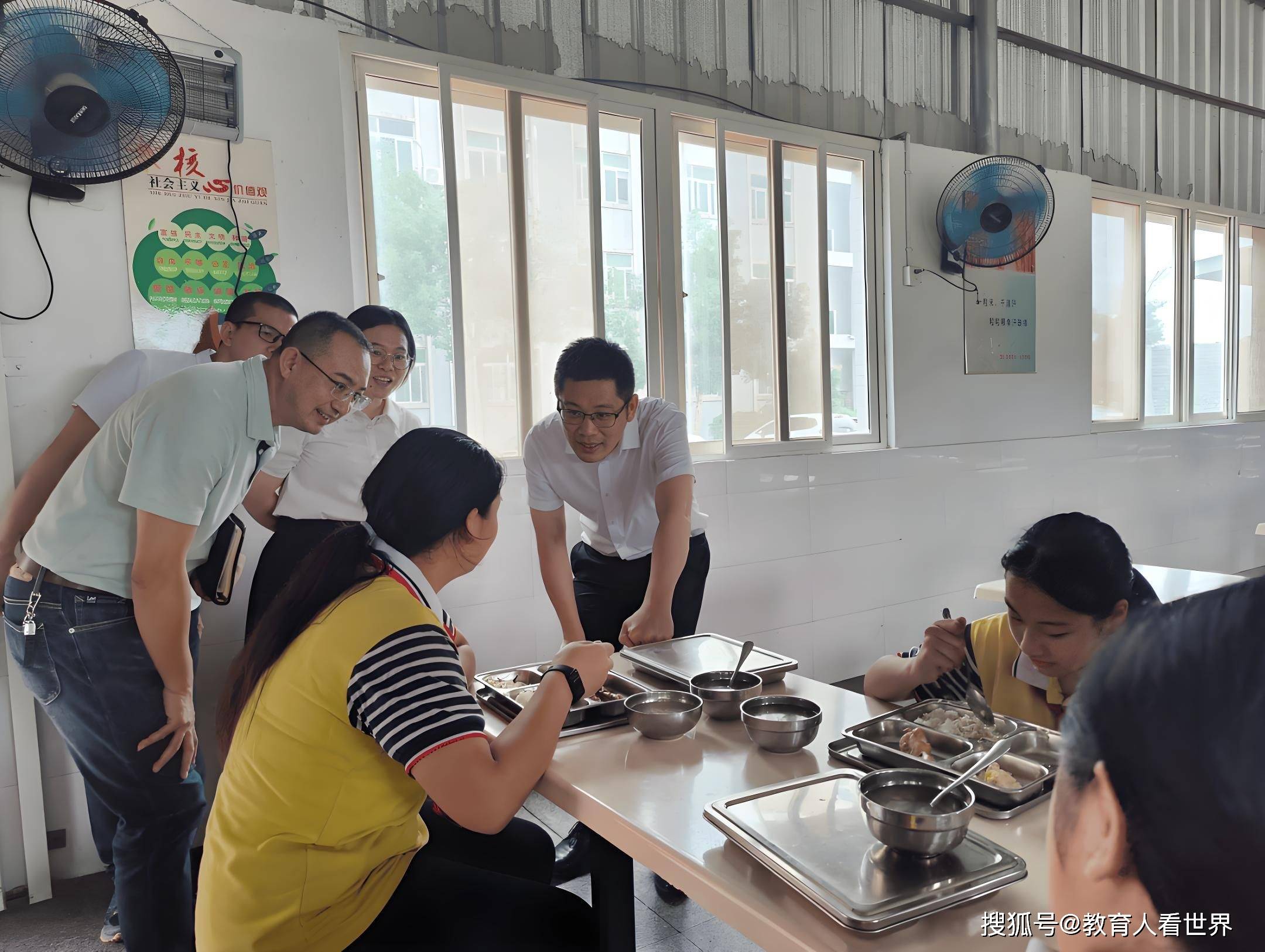 原创            一中学被曝4个学生1盆菜，学生喊饿？校方：2盆菜，学生吃不完-一中发生了学生死亡没有