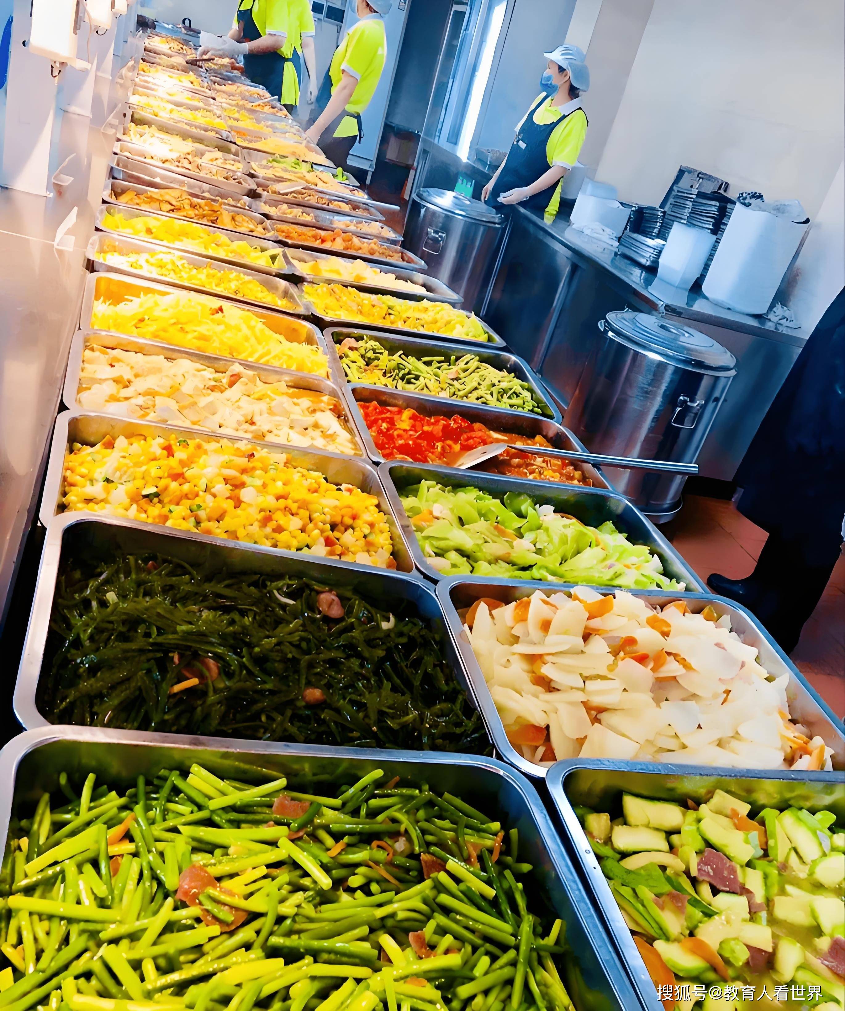 一中学被曝4个学生1盆菜,学生喊饿?校方:2盆菜,学生吃不完