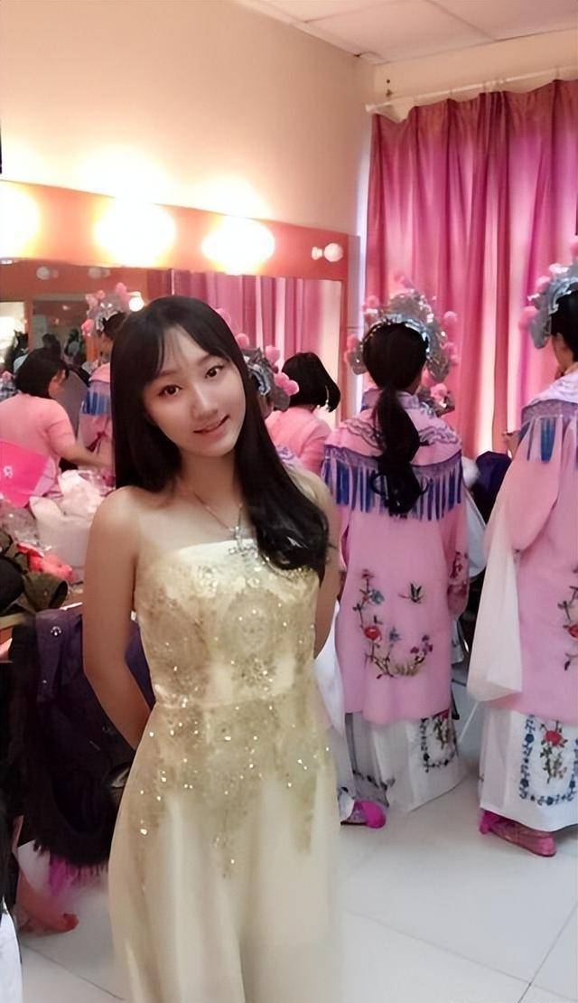 她是云飞前妻,老公星光大道成名后和她离婚,如今独自带女儿生活