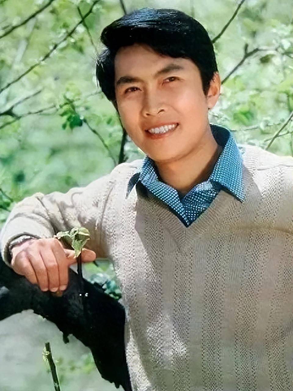 他是一代戏骨唐国强:从奶油小生到表演巨匠,演艺之路充满辉煌与曲折