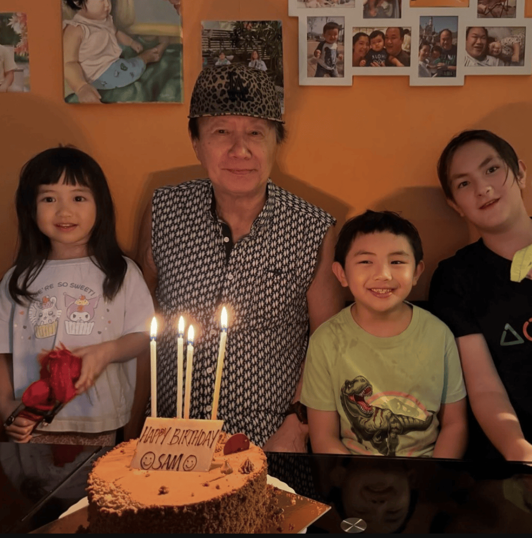 许冠杰庆祝76岁生日，三代同堂外出吃饭，混血双胞胎孙子长发披肩-许冠杰演唱视频