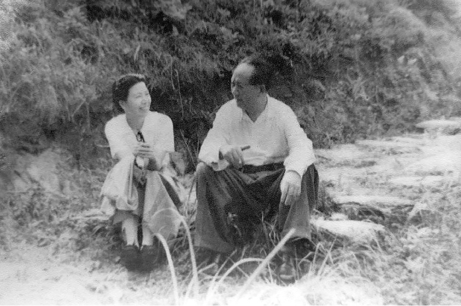 毛主席和江青的合影:延安时期一起学习,解放后江青为主席拍照 -6park.com