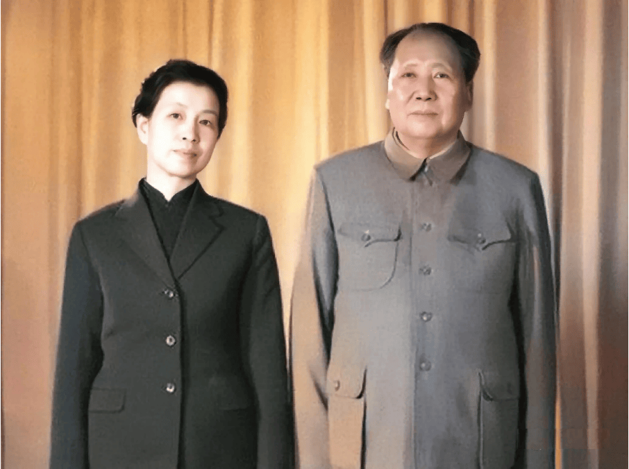 毛主席和江青的合影:延安时期一起学习,解放后江青为主席拍照 -6park.com