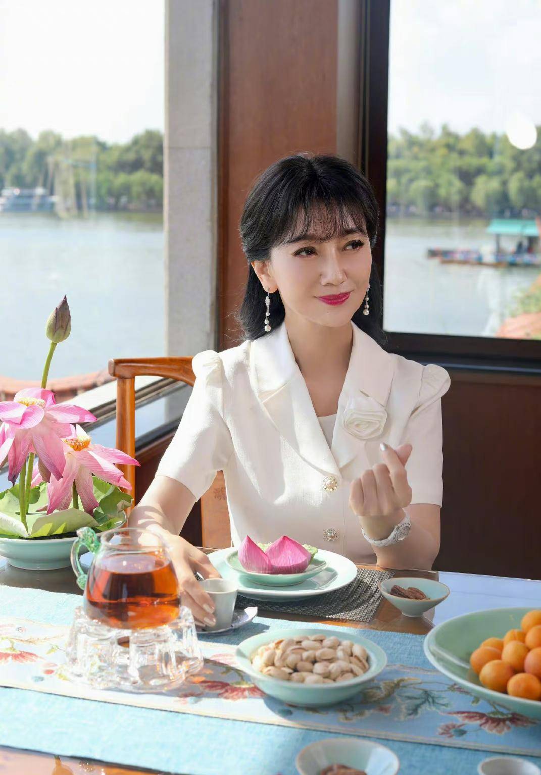 71岁赵雅芝出席品牌活动,穿衣优雅打扮精致,背部线条令人羡慕