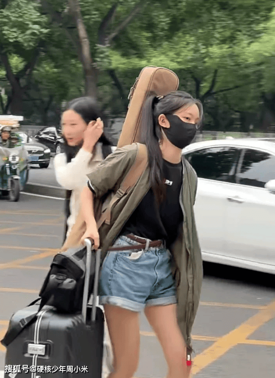 北京电影学院新生开学,满校园都是美女大长腿:这怎么选校花?