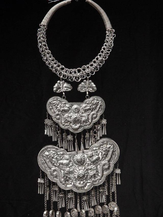 苗族银饰好看又便宜,为什么游客不愿买?导游:都是聪明人!