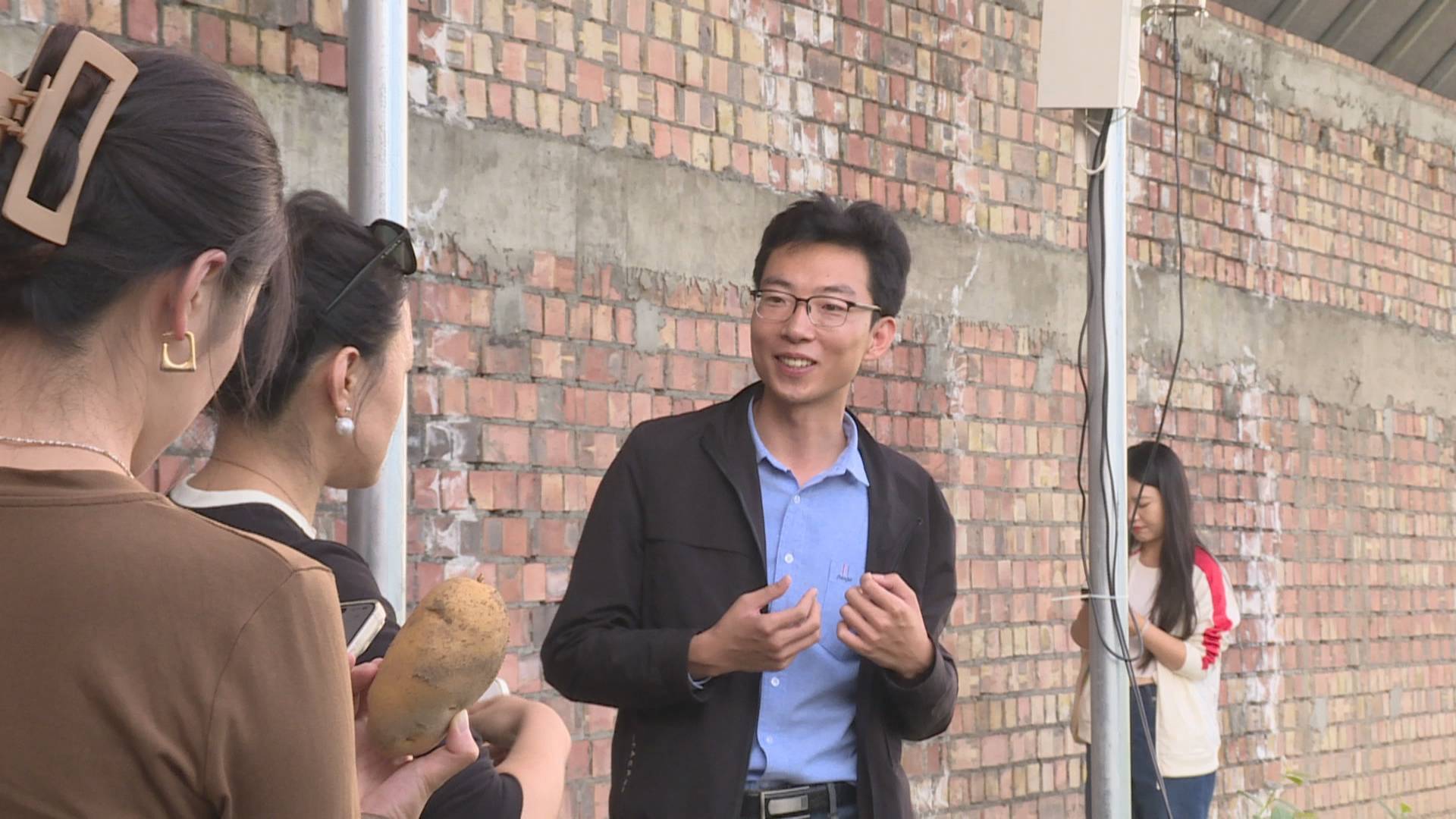 红色文化传承奋斗精神!青岛网络媒体,网络大v走进甘肃岷县