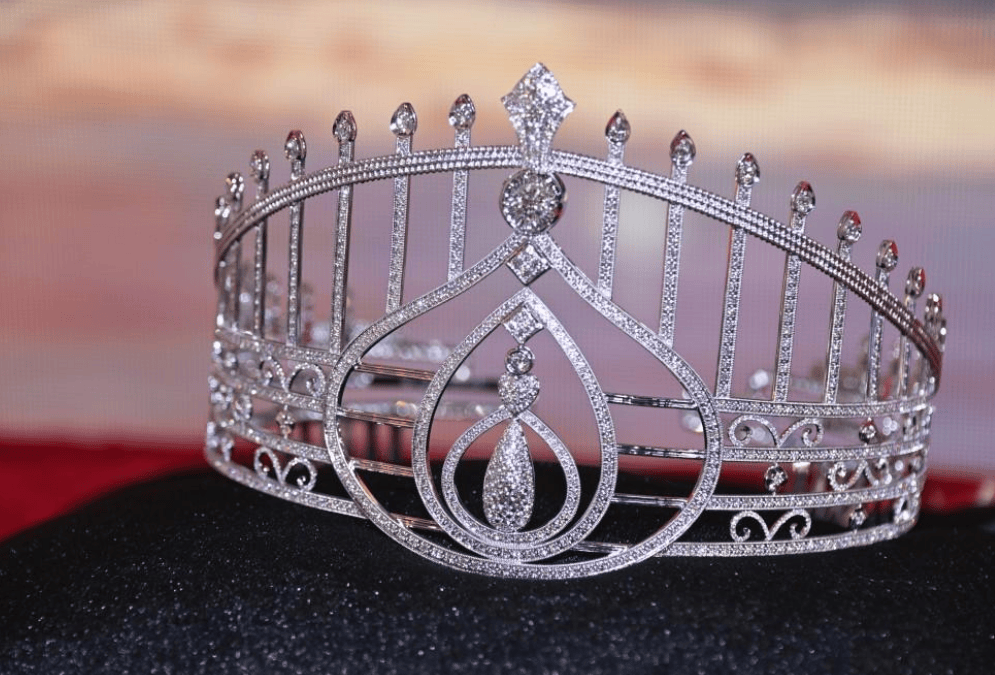 香港小姐决赛前泳装比拼!8号卢凯怡试戴后冠,7号秦冀雯黑脸反击