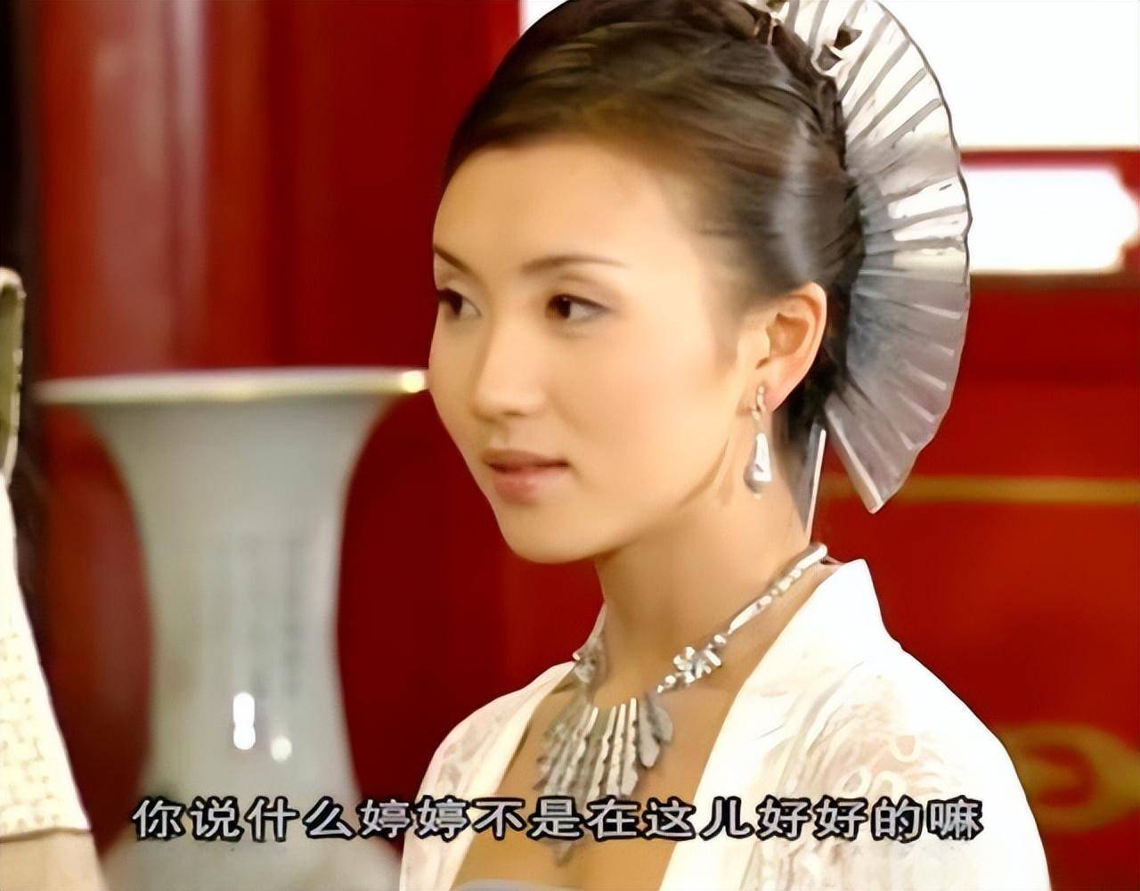 还有陈好在电视剧《选妃记》里的扇子造型也超级好看的!