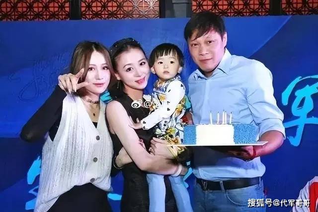 范志毅三任老婆个个貌美如花,一个空姐,一个模特,老三是名演员