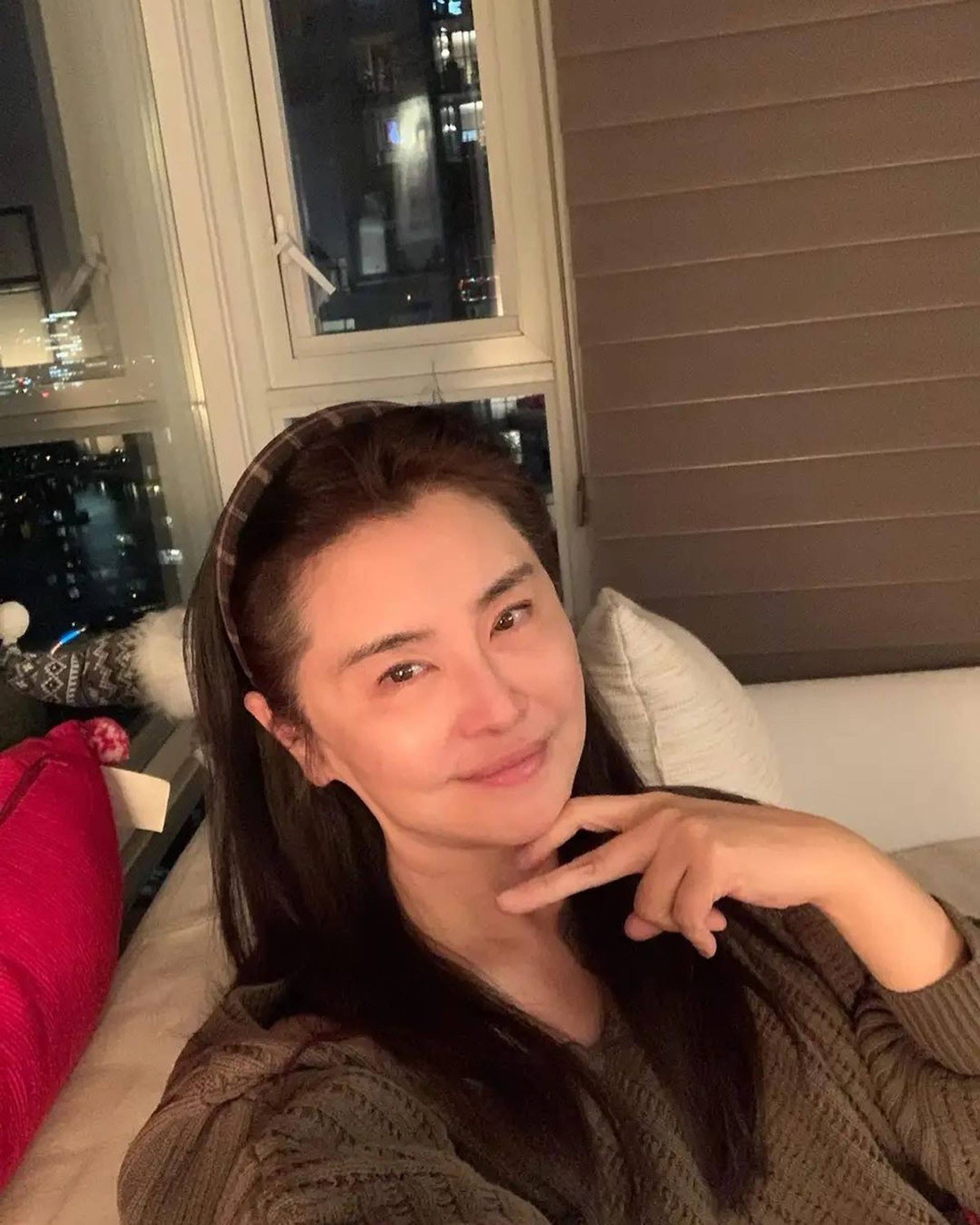 57岁王祖贤近照曝光,不婚不育潜心修行,女神相却不复存在