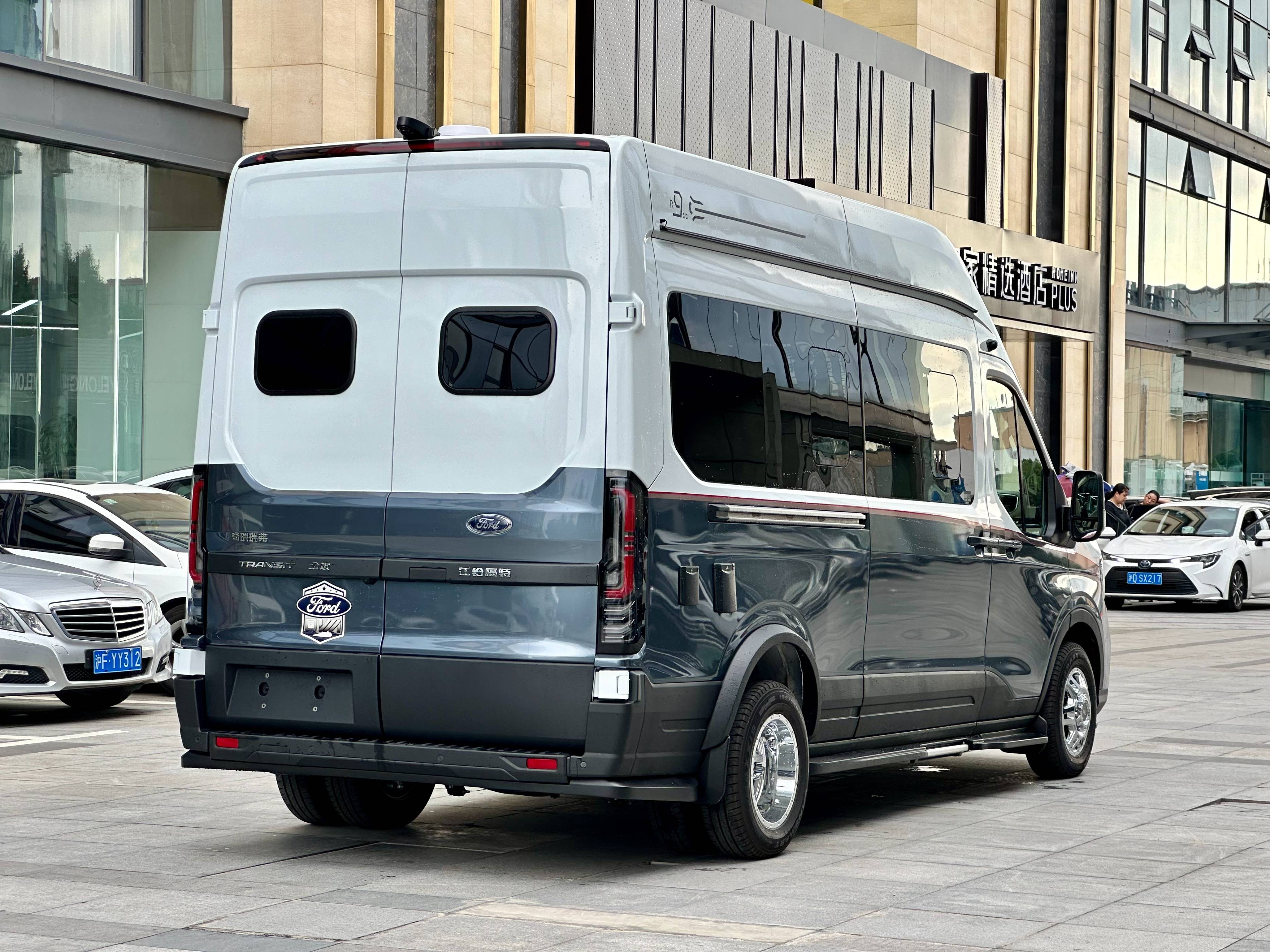 一台车满足多场景使用,福特t8商务旅居车,水电齐全还能做接待