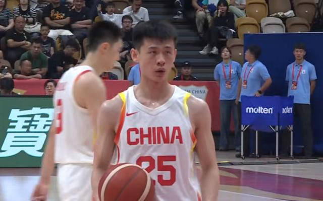 中国男篮壮胆！胡明轩压哨射中绝杀三分，全场观众振臂欢呼-篮球队胡明轩