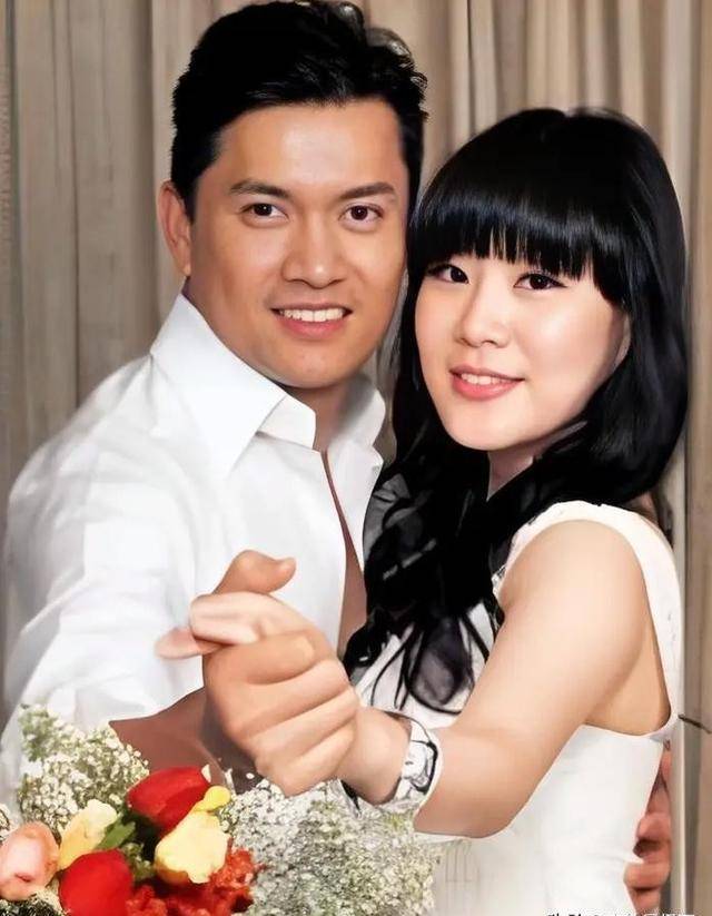 原来她就是吕良伟的三婚妻子,坐拥亿万家产,如今54岁仍似少女