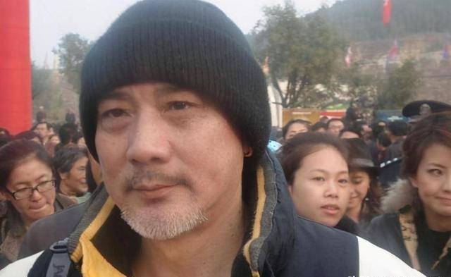 徐少强年轻时有多帅?肩宽体阔,自带大佬气质,难怪雪梨一见钟情