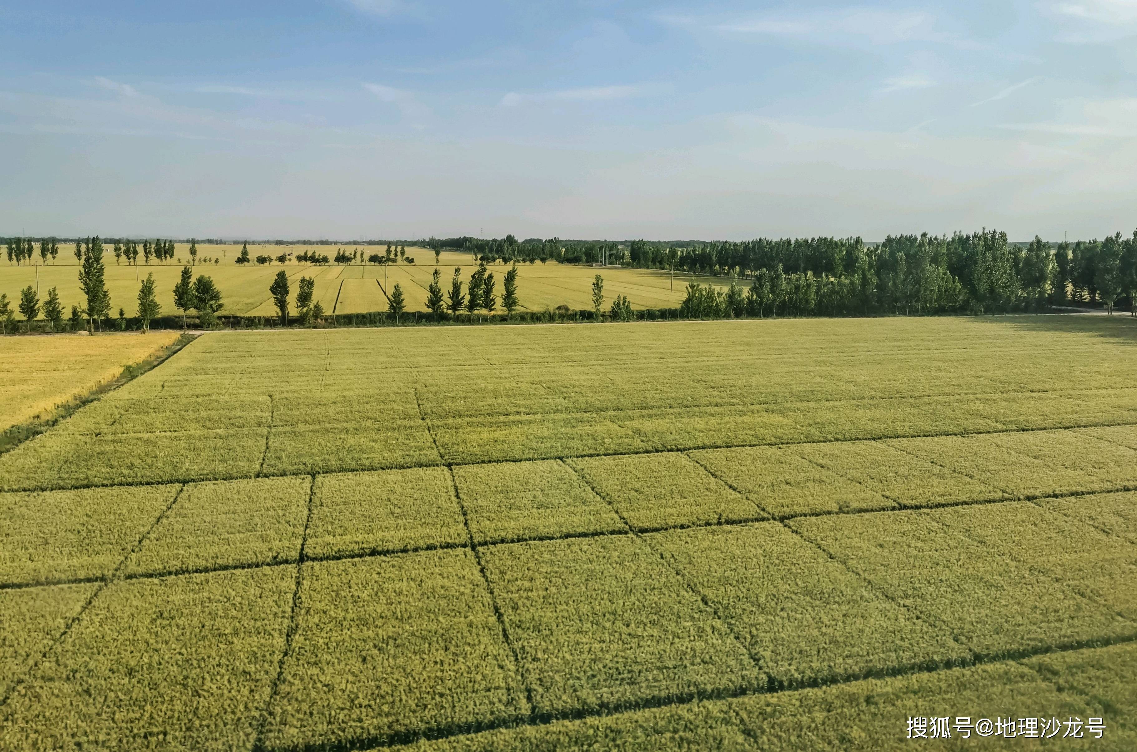 在大陆区域,抬升的区域形成了山脉,如东西伯利亚山地,锡霍特