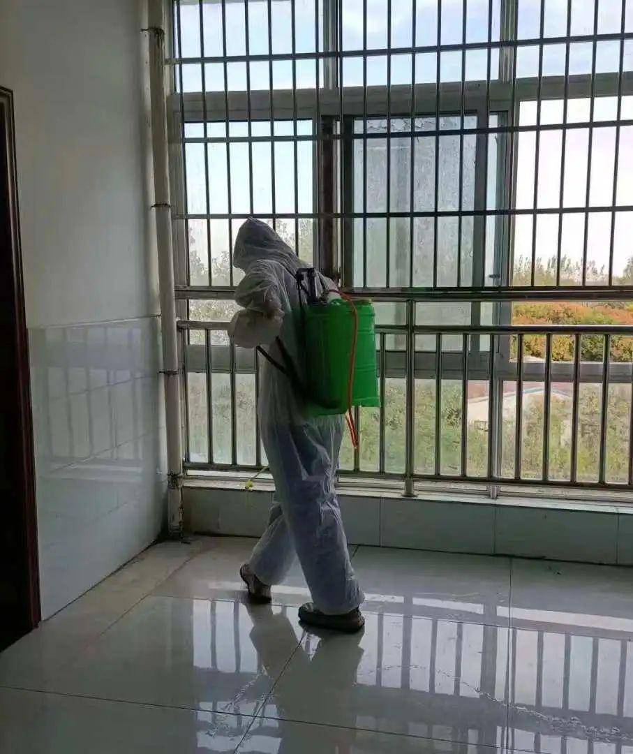 在宿舍消杀作业现场,消杀员严格按卫生消毒管理标准进行操作,对宿舍的