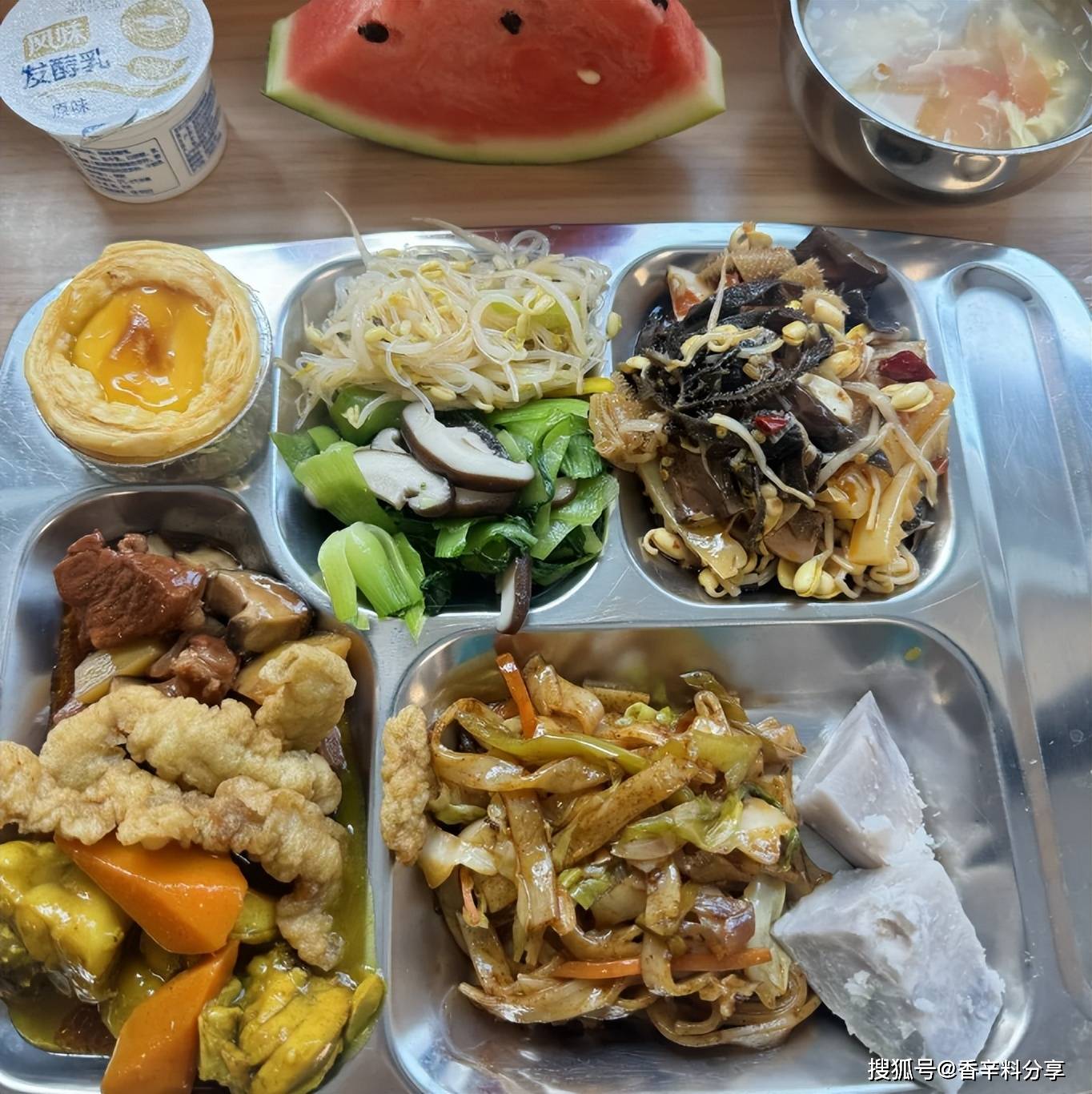 河南女大学生开学一个月胖了13斤晒出食堂饭菜伙食太好忍不住