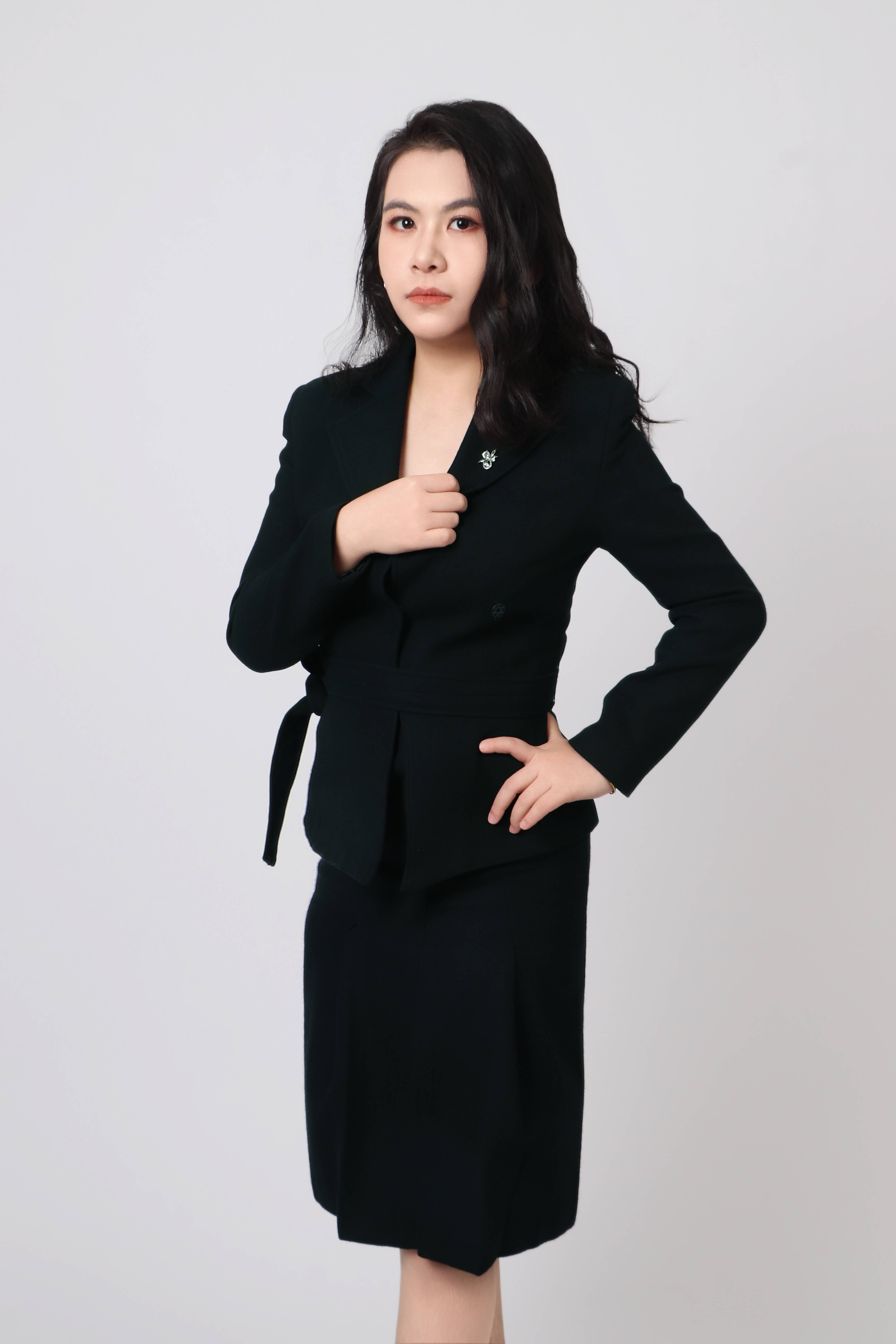 魅力无限,步履生辉 —— 模特何锌璐演绎时尚新篇章