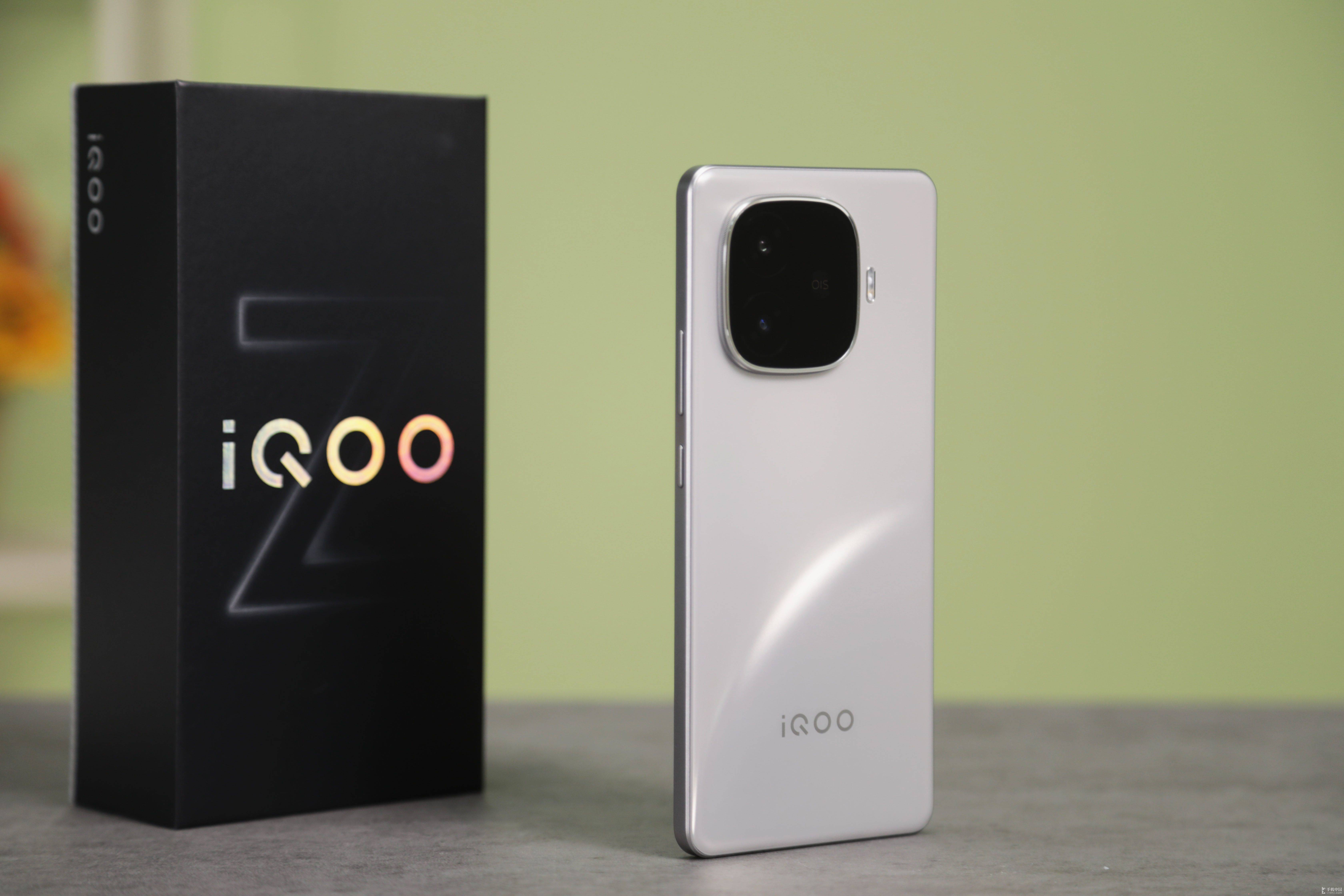 iQOO Z9 Turbo+图赏：月影钛引领设计新质感_光影_强劲_具象