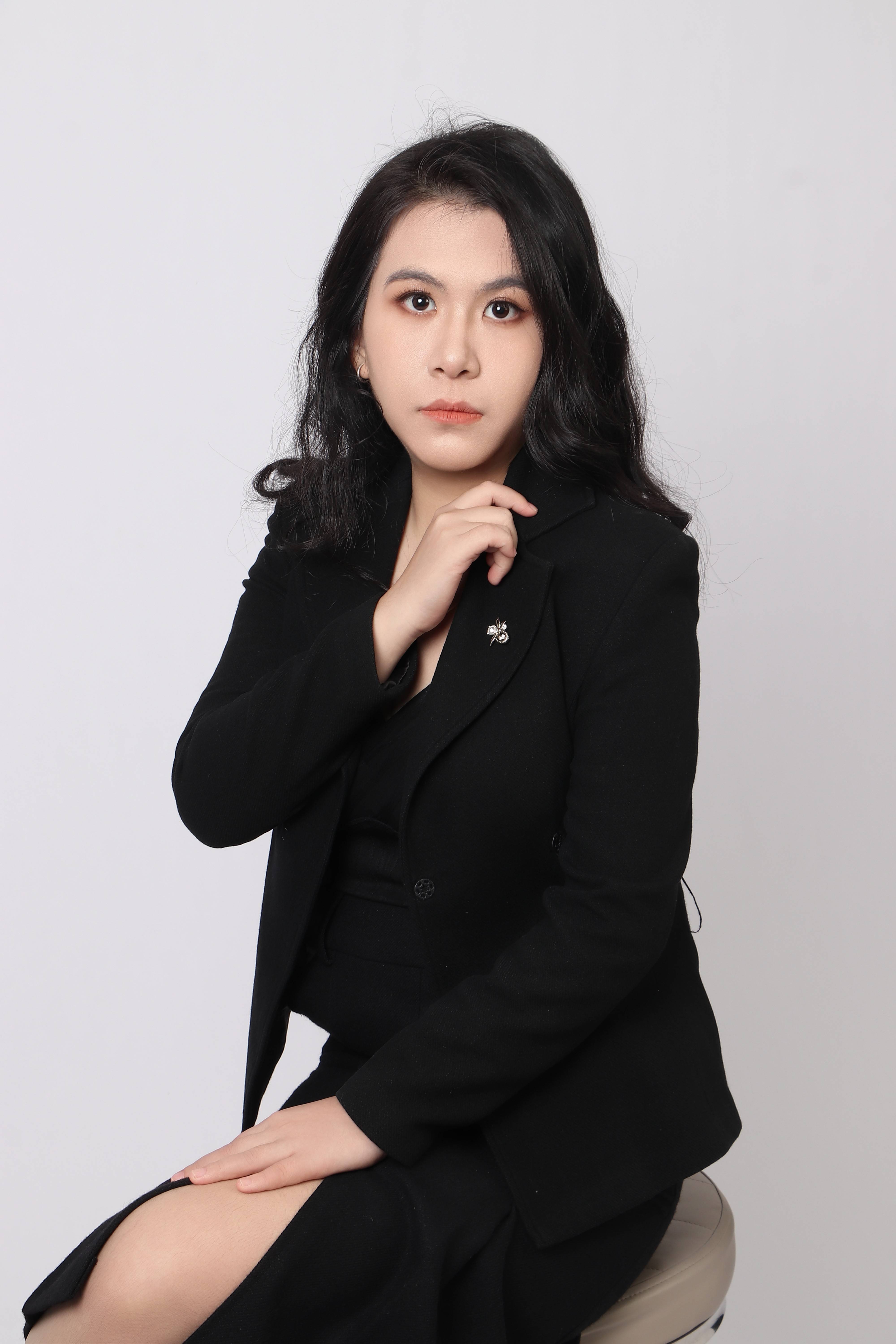 魅力无限,步履生辉 —— 模特何锌璐演绎时尚新篇章