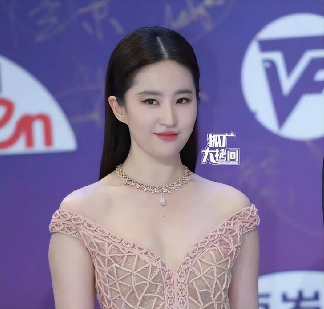 36岁刘亦菲和40岁唐嫣同框,史上最惨烈的同框出现了