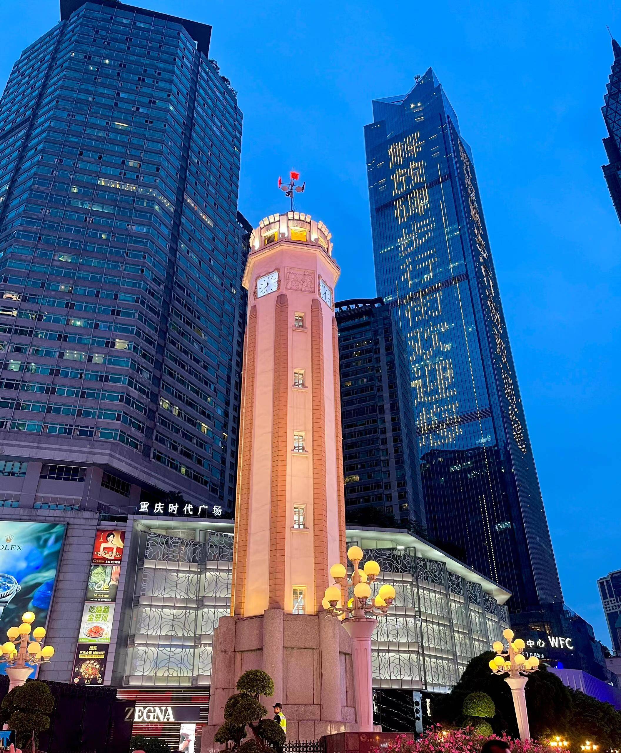 她热情周到,专业知识丰富,让我们对重庆的历史文化有了更深入的了解.