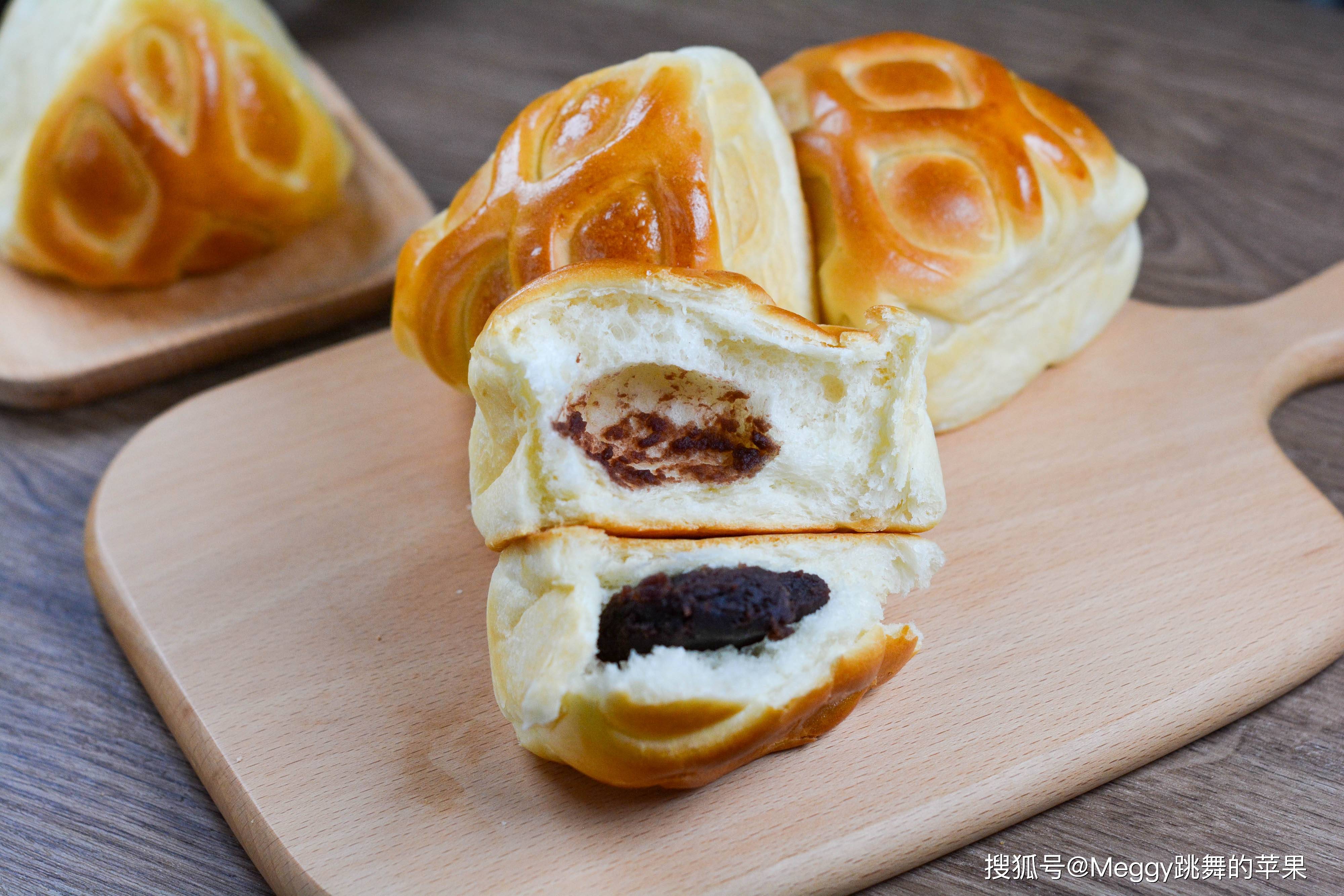这个豆沙小面包,造型可爱,口感暄软香甜,一眨眼就吃光了