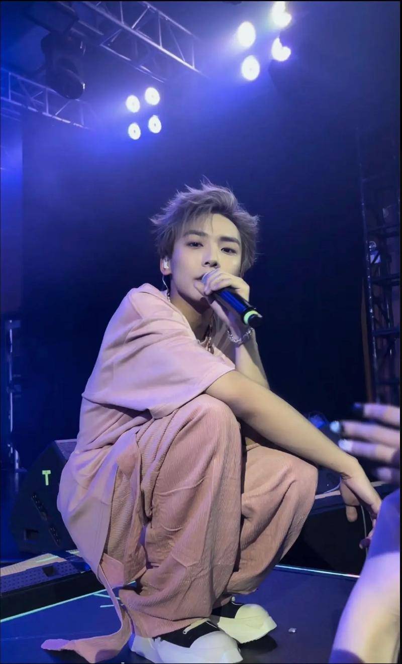 《明日之子》选手郑润泽恋情公开,震撼饭圈,粉丝反应两极化!