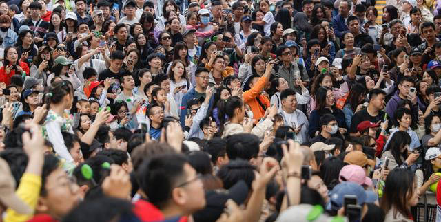 原创            郑钦文主场比赛吸引爆满观众，对手崩溃摔拍子发泄-颈部淋巴结肿大可以自愈吗