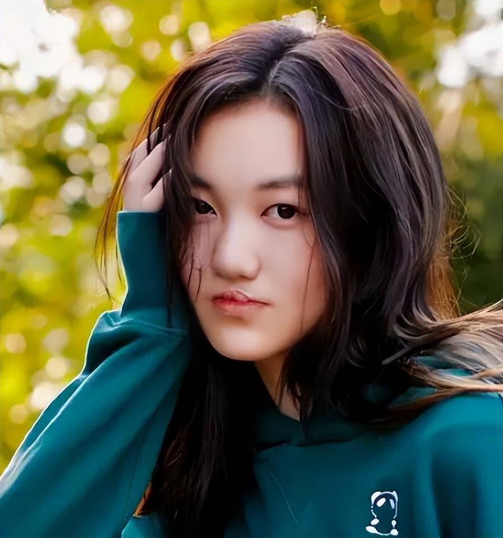 王菲女儿窦靖童"整容式"亮相上海电视节,变化太大_李嫣_标签_音乐