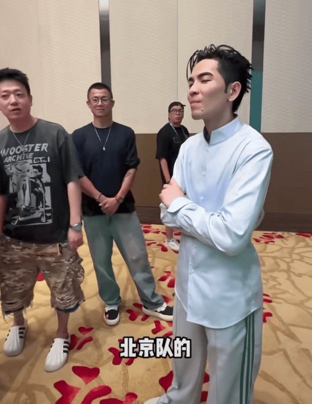 萧敬腾庆功宴多位网红现身!周琦惨遭忽视,韩景枫李谣大方秀恩爱