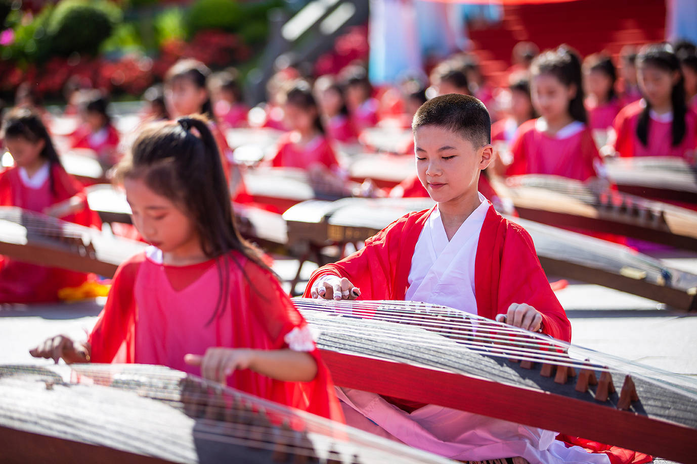 难得一见!208位孩子摆出"75"造型,古筝合奏《爱我中华》为国庆献礼