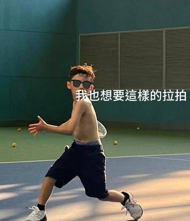 周杰伦妻子昆凌晒儿子运动照!7岁romeo光膀子打网球,动作很专业