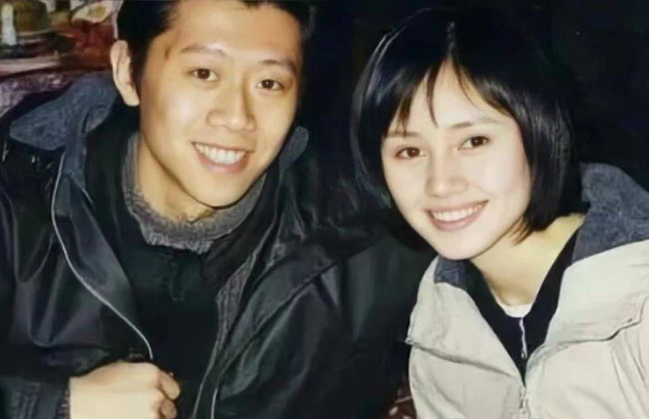 结婚十五年还是恩爱依旧,夏雨搂肩袁泉被拍