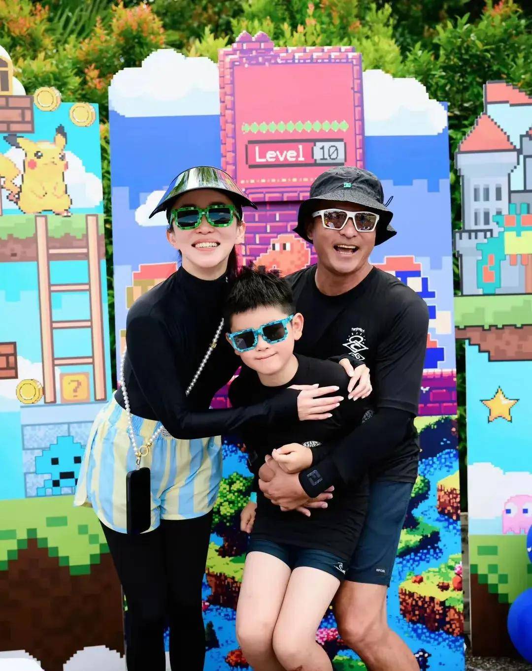 李铭顺头发花白,夫妻似父女!