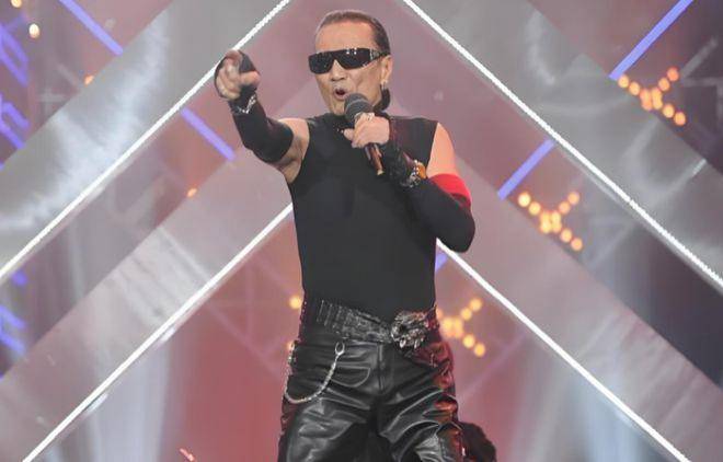 87岁谢贤消失2年现身街头,4名工人在旁照顾,他的一生比电影精彩