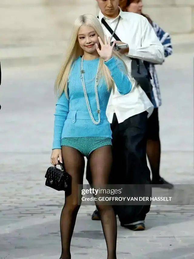 香奈儿下的金珍妮与单依纯:尿不湿vs土气,明星审美大对决