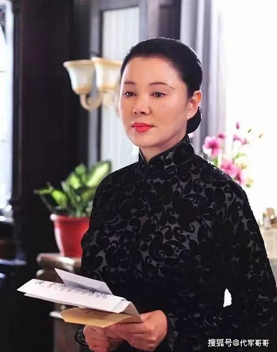 随后接连主演了《警戒线》,《潜罪》,《绿萝花》等一系列电视剧