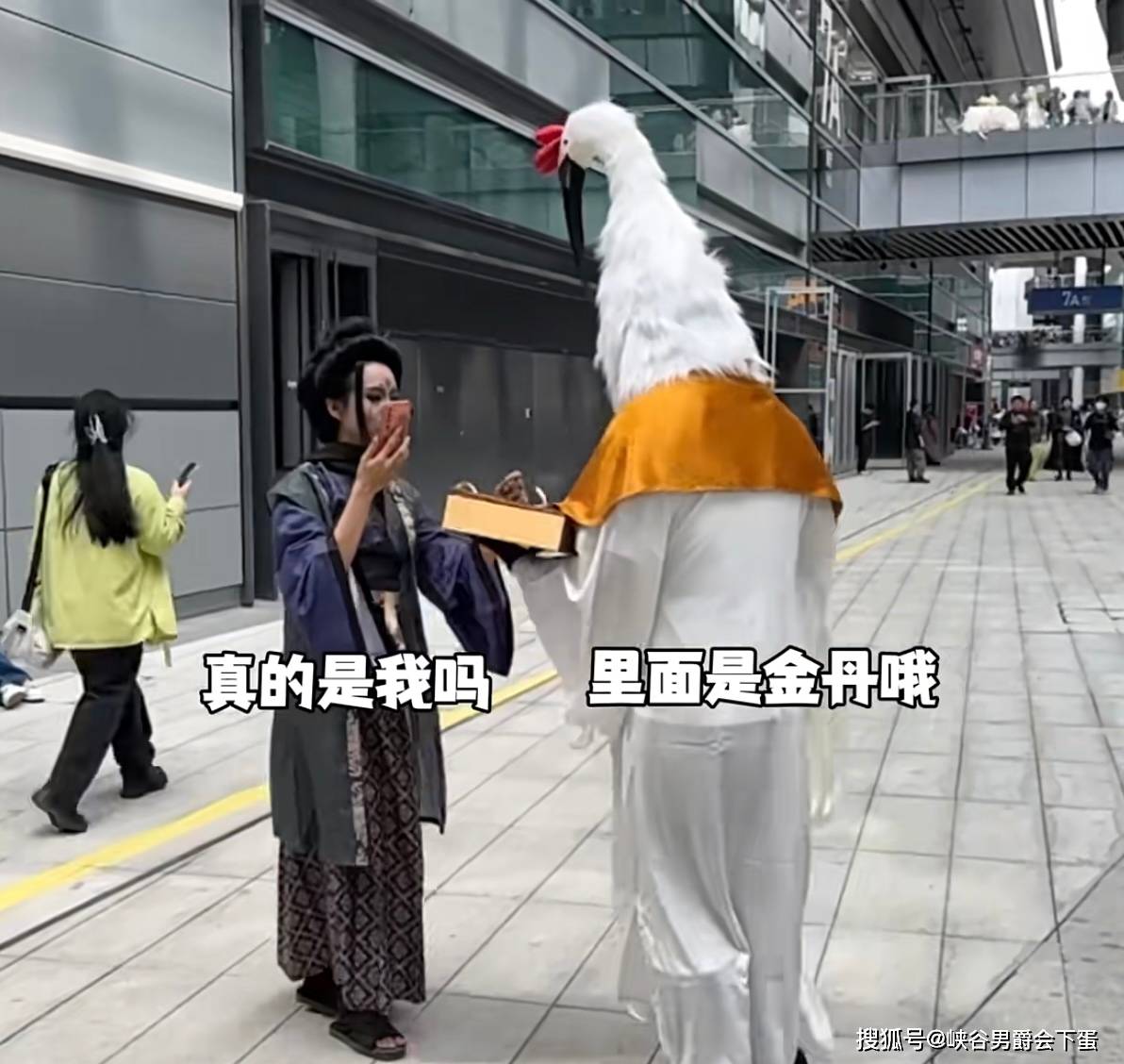 有博主cos《黑神话:悟空》里鹤仙人送四妹金丹,不少网友抢着吃