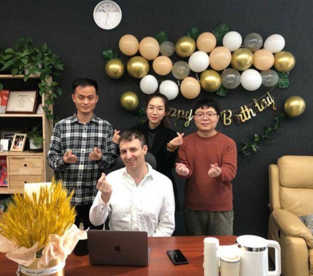 如今,丹尼尔·波维已经在中国定居下来,他的小女儿也来到了中国读书